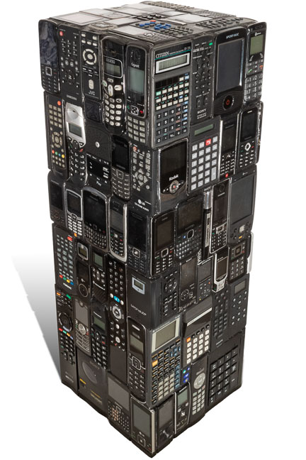 Œuvre nommée "Grundig " : totem cybertrash de Rémy Tassou. (verticale double)